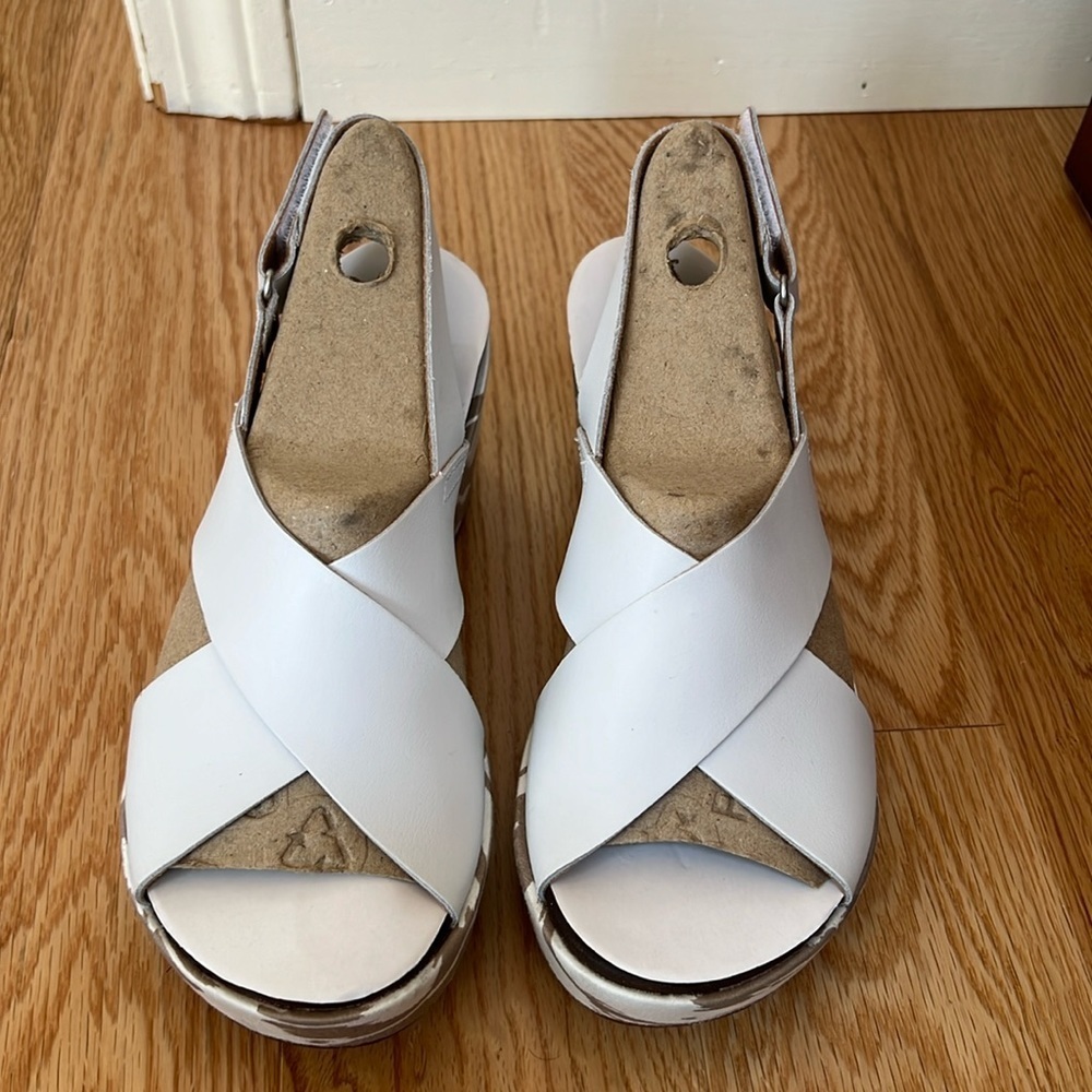 Clark’s collection SZ 7 M white with printed sides annadel Eirwyn wedge sandals.